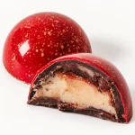 Avellana Frutilla: bombón entero y mitad con relleno