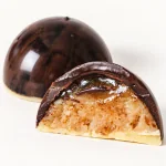 Coco Piña: bombón entero y mitad con relleno