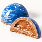 Toffee Vainilla: bombón entero y mitad con relleno