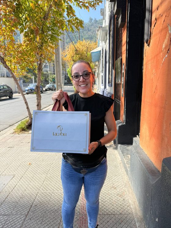Clienta con su bolsa Lacabú