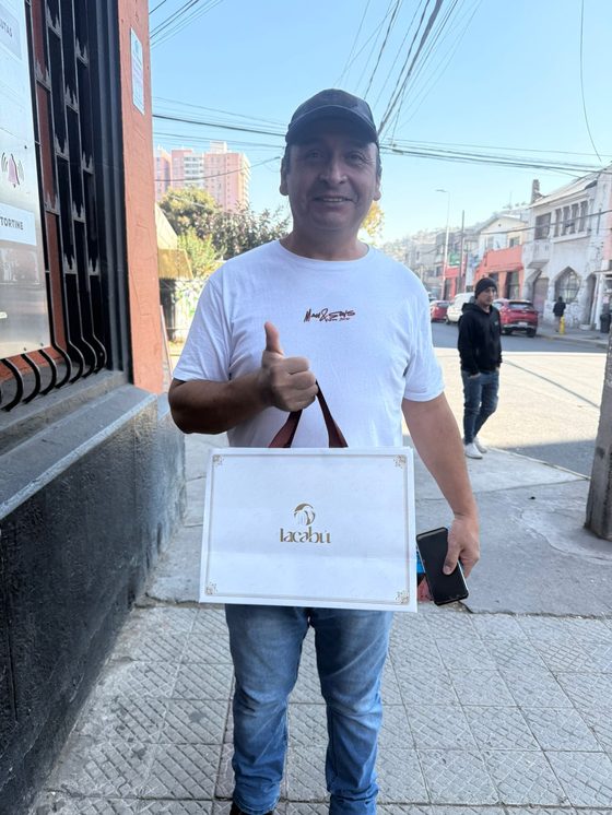 Cliente feliz con su pedido Lacabú