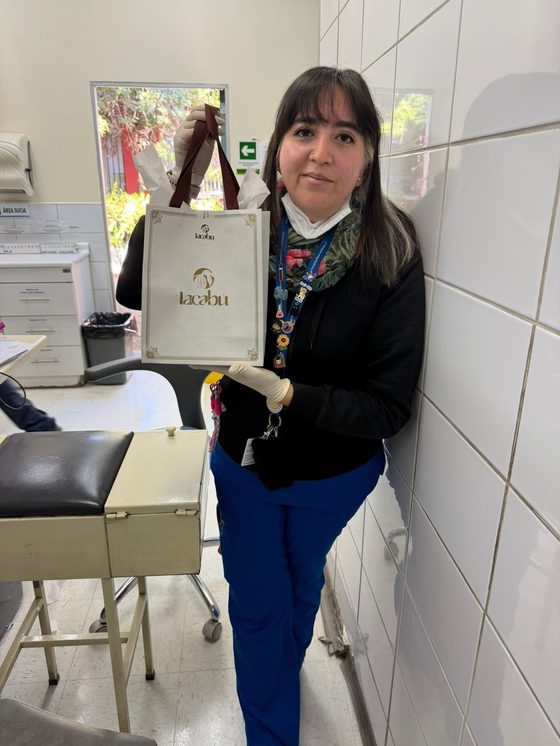 Clienta recibiendo Lacabú en su trabajo