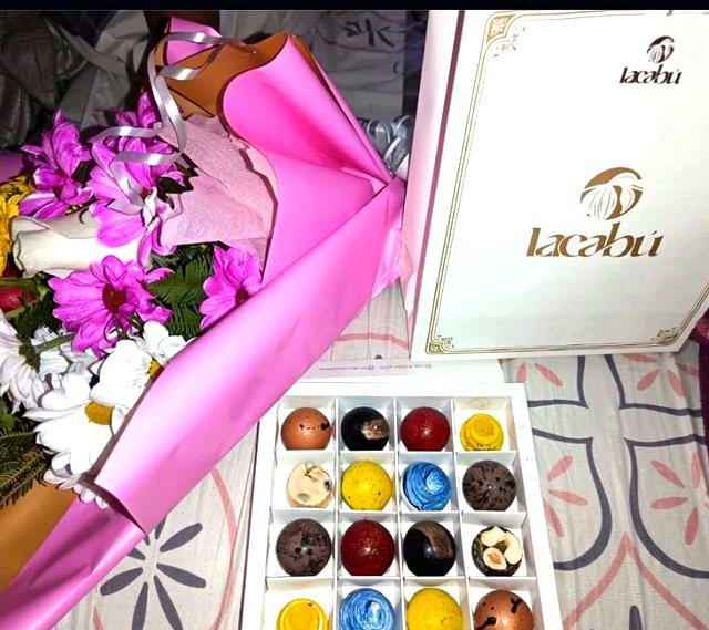 Caja Lacabú con flores, recibida en Antofagasta